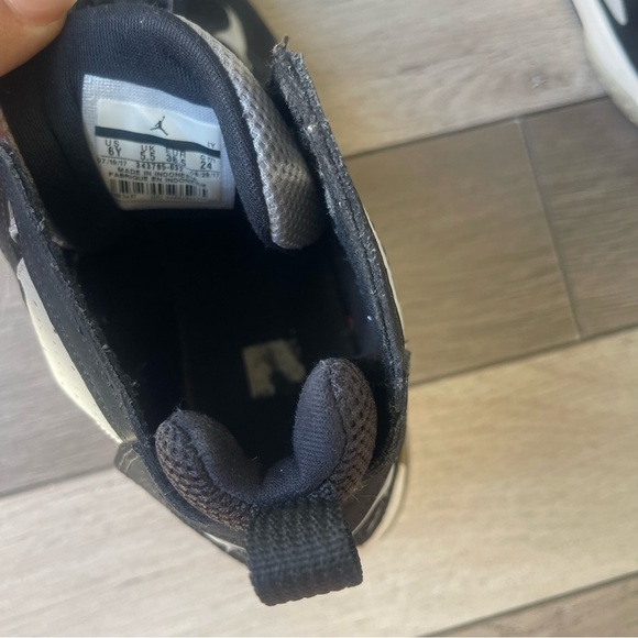 Jordan Kids Black and White Sneakers with Gold Accents - Picture 7 of 7